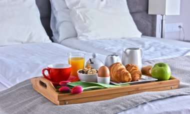 Otel odasındaki tepside kahvaltı.. 