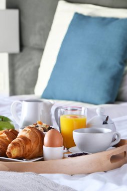 Otel odasındaki tepside kahvaltı.. 
