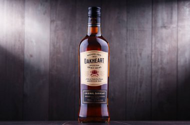 Poznan, Pol - 20 Temmuz 2018: Hamilton, Bermuda şişe Oakheart baharatlı ROM ruhu içki, Bacardi Limited, popüler ürün Merkezi,