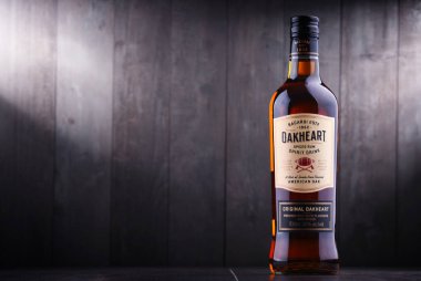 Poznan, Pol - 20 Temmuz 2018: Hamilton, Bermuda şişe Oakheart baharatlı ROM ruhu içki, Bacardi Limited, popüler ürün Merkezi,