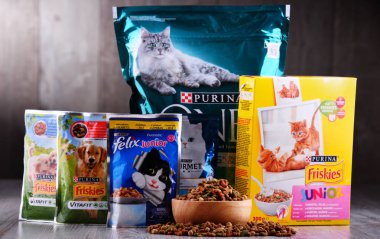 Poznan, Pol - 20 Temmuz 2018: PURINAÂ ürünler, evde beslenen hayvan yiyecek Nestle temizlemek Petcare, Nestle St. Louis, Missouri tabanlı iştiraki tarafından üretilen dünya markası