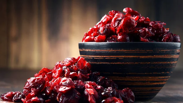 Σύνθεση Μπολ Αποξηραμένα Cranberries Ξύλινο Τραπέζι — Φωτογραφία Αρχείου