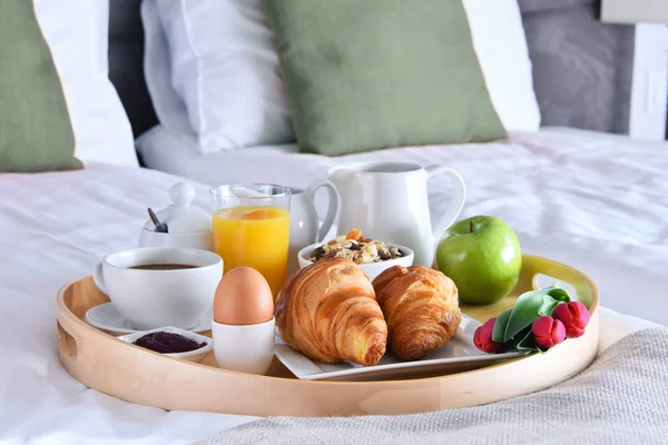 Frühstück Auf Tablett Bett Hotelzimmer — Stockfoto