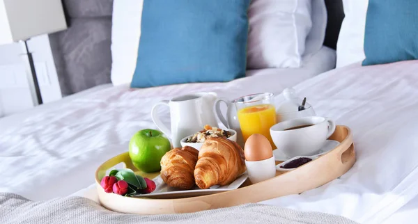 ホテルの部屋のベッドでトレイで朝食 — ストック写真