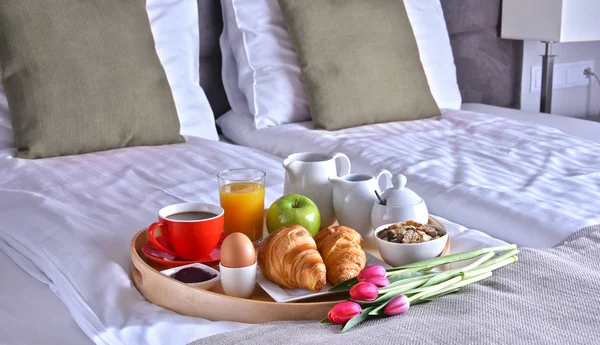 Frühstück Auf Tablett Bett Hotelzimmer — Stockfoto