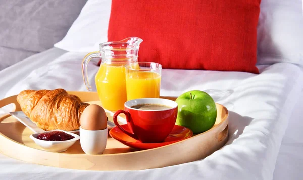 Śniadanie Tacy Łóżku Pokoju Hotelowym — Zdjęcie stockowe