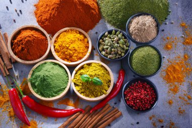 Baharat mutfak masasının üzerinde çeşitli.