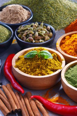 Baharat mutfak masasının üzerinde çeşitli.