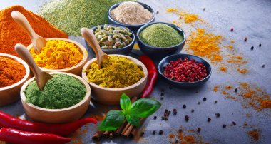 Baharat mutfak masasının üzerinde çeşitli.