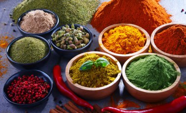 Baharat mutfak masasının üzerinde çeşitli.