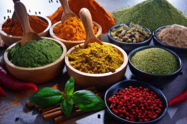 Baharat mutfak masasının üzerinde çeşitli.