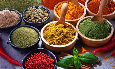 Baharat mutfak masasının üzerinde çeşitli.