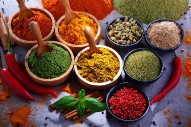 Baharat mutfak masasının üzerinde çeşitli.