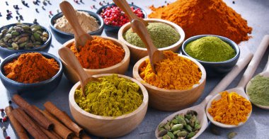 Baharat mutfak masasının üzerinde çeşitli.