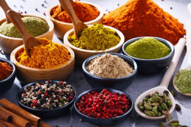 Baharat mutfak masasının üzerinde çeşitli.