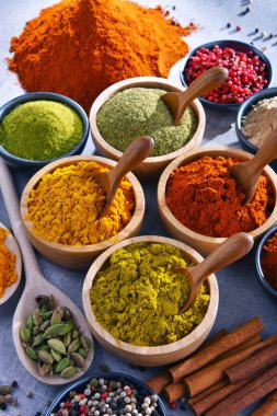 Baharat mutfak masasının üzerinde çeşitli.