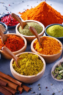 Baharat mutfak masasının üzerinde çeşitli.