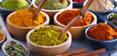 Baharat mutfak masasının üzerinde çeşitli.