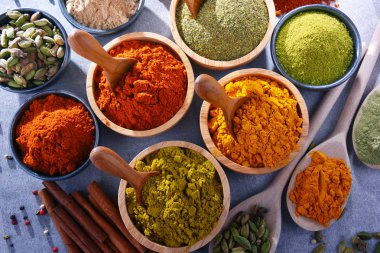 Baharat mutfak masasının üzerinde çeşitli.
