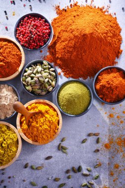 Baharat mutfak masasının üzerinde çeşitli.