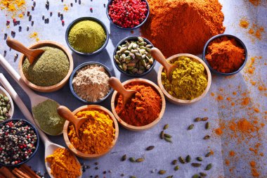 Baharat mutfak masasının üzerinde çeşitli.