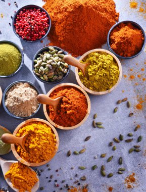 Baharat mutfak masasının üzerinde çeşitli.