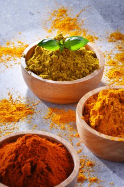 Baharat mutfak masasının üzerinde çeşitli.