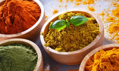 Baharat mutfak masasının üzerinde çeşitli.