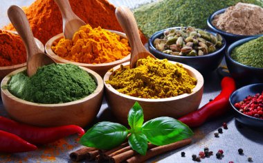Baharat mutfak masasının üzerinde çeşitli.