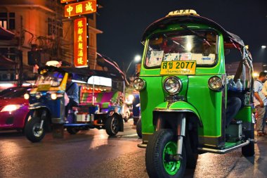 Bangkok, Tayland - 24 Ocak 2018: Tuk-tuk, bir otomatik çekçek Bangkok mahallesinde