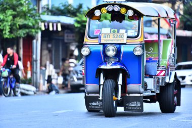 Bangkok, Tayland - 24 Ocak 2018: Tuk-tuk, bir otomatik çekçek Bangkok mahallesinde