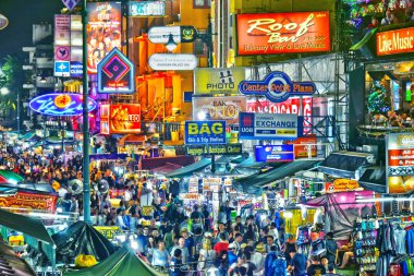 Bangkok, Tayland - 12 Ocak 2018: Khaosan Road gece, bir dünya ünlü backpacker ilçe Bangkok, Tayland