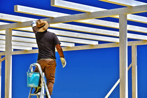 Man Een Houten Structuur Aanbrengen Het Strand — Stockfoto