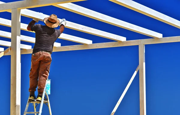 Man Sätta Träkonstruktion Stranden — Stockfoto