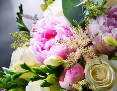 Taze kesilmiş çiçek buketiyle kompozisyon.