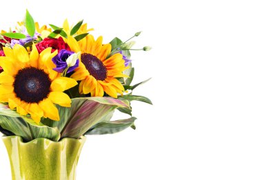 Ayçiçeği ve üzerinde beyaz izole gül gibi çiçek buketi ile kompozisyon