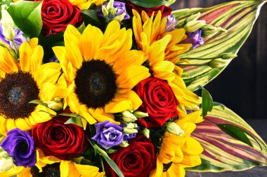 Ayçiçekleri ve güller de dahil olmak üzere bir buket çiçekle kompozisyon