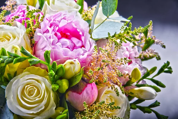 Komposition Mit Bouquet Von Frisch Geschnittenen Blumen — Stockfoto