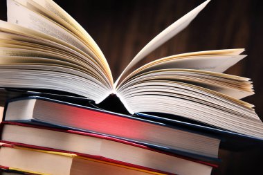 Masanın üzerinde kitaplar olan kompozisyon.