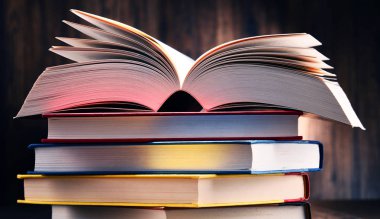 Masanın üzerinde kitaplar olan kompozisyon.