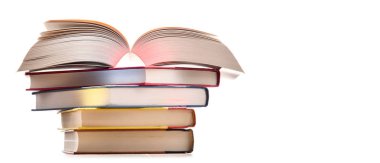 Beyaz üzerine izole kitap yığınıyla kompozisyon.
