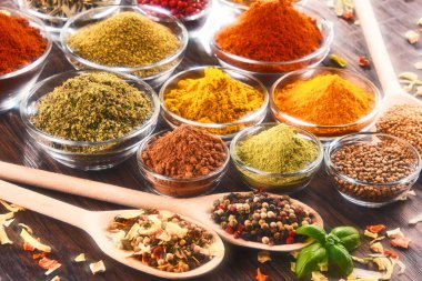 Mutfak masasında çeşitli baharat ve bitkiler var..