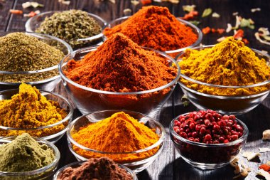 Mutfak masasında çeşitli baharat ve bitkiler var..