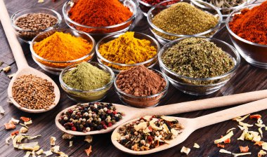 Mutfak masasında çeşitli baharat ve bitkiler var..