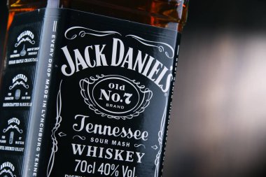 Poznan, Pol - 8 Ağustos 2018: Şişe Jack Daniel'ın, en çok dünyanın Amerikan viski satan bir marka Jack Daniel damıtım tarafından üretilen ve Brown Forman Corporation tarafından sahip olunan