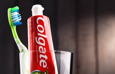 Poznan, Polonya - 14 Şubat 2018: Colgate diş macunu, ağız hijyeni ürünleri Colgate-Palmolive Amerikan sanayii şirketi tarafından üretilen bir marka