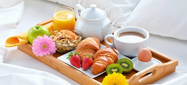 ホテルの部屋のベッドで朝食トレイ — ストック写真