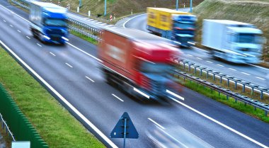 Dört şeritli kontrollü erişimli otoyol Polonya kamyonlara