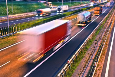 Dört şeritli kontrollü erişimli otoyol Polonya kamyonlara