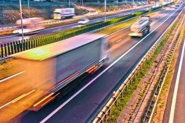 Dört şeritli kontrollü erişimli otoyol Polonya kamyonlara